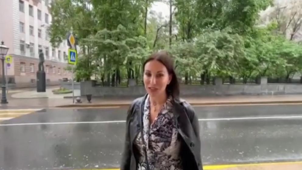 Алика Смехова передала книги в народную библиотеку Железноводска