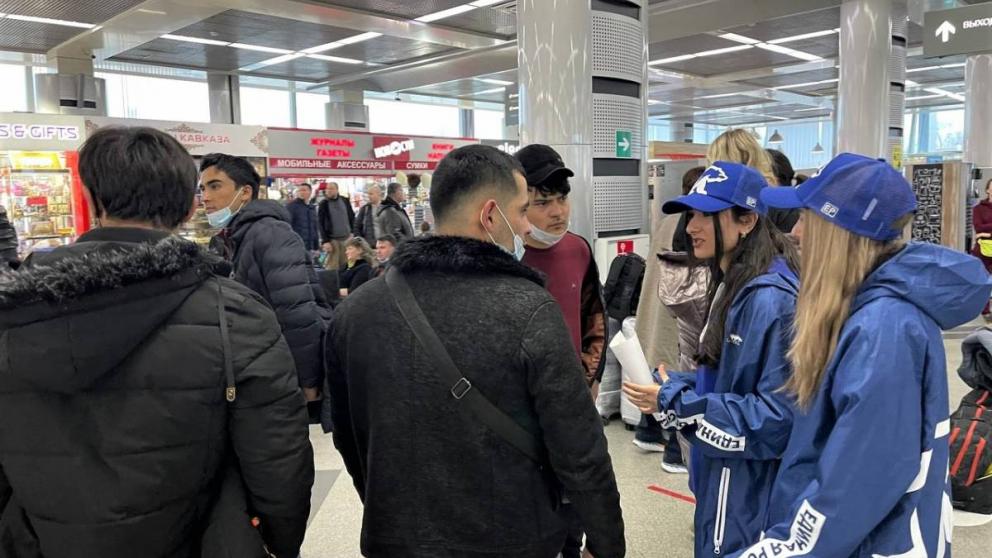 Волонтёры из Предгорного округа Ставрополья помогают туристам в аэропорту Минвод