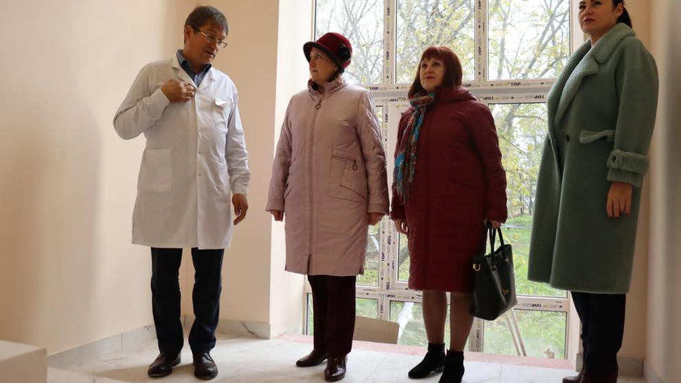 Партийный десант проверил ход работ на объектах здравоохранения в Кочубеевском округе