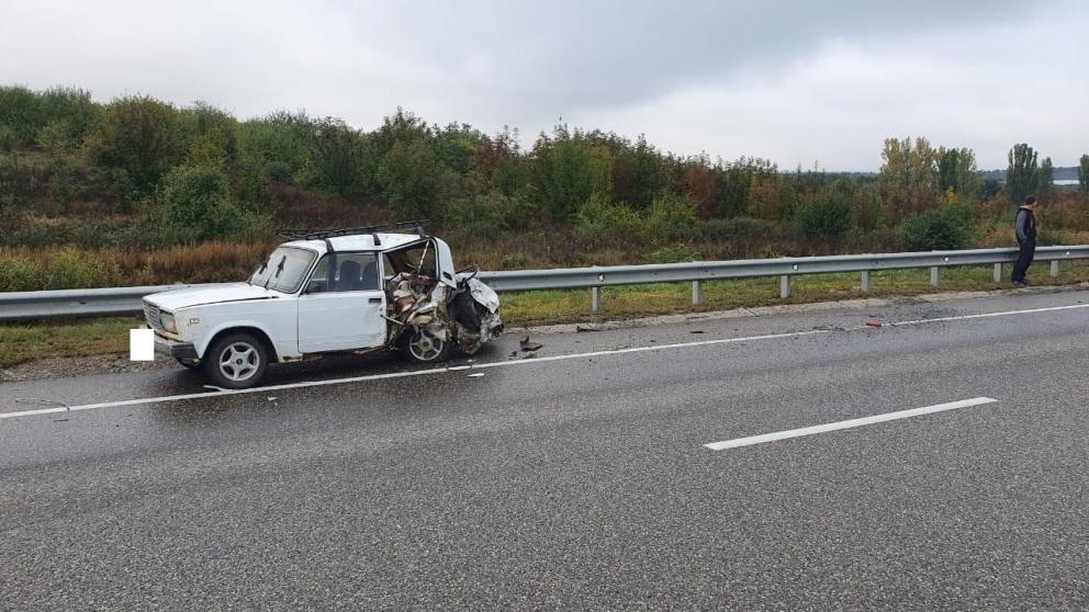 Вблизи посёлка Иноземцево грузовик врезался в стоящий на обочине автомобиль