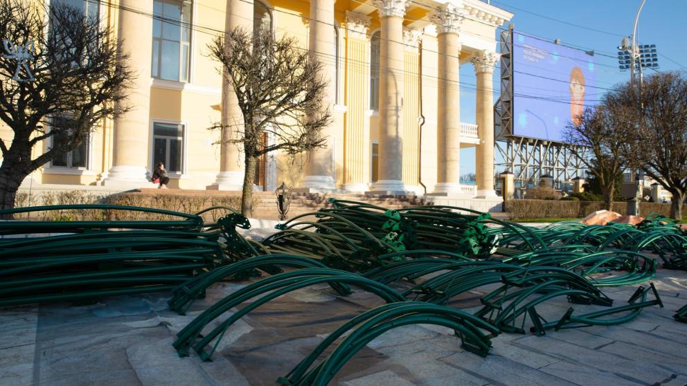 На центральной площади Ставрополя приступили к установке ёлочного леса