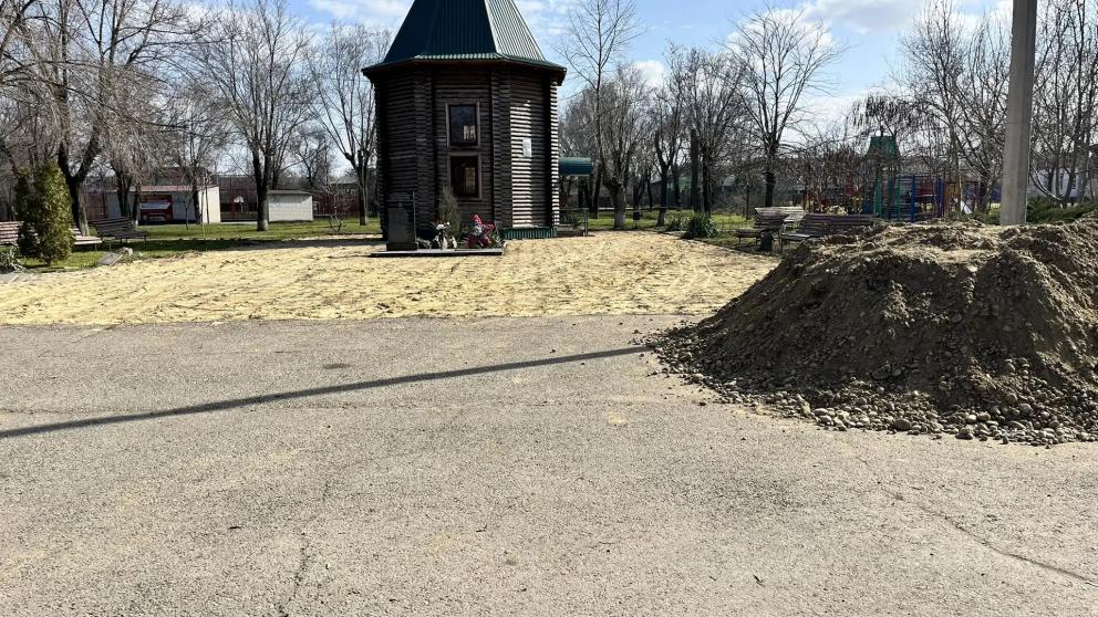 В селе Дивном благоустраивают территорию у часовни