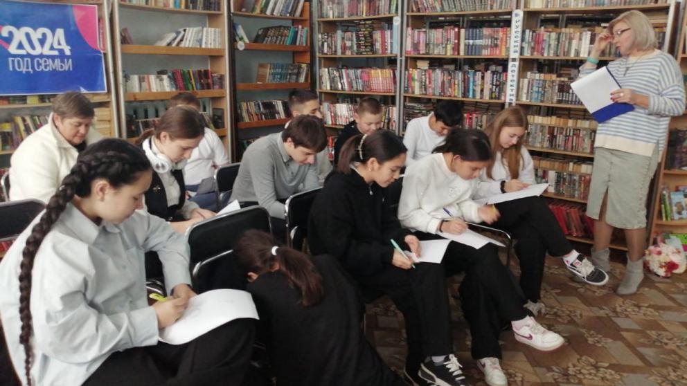 В Туркменском округе партактивисты поговорили со школьниками о толерантности