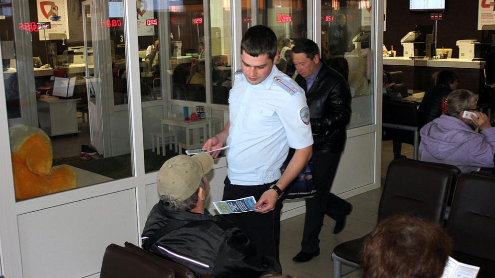 Акцию «Госуслуги в каждый дом» провели полицейские в Невинномысске