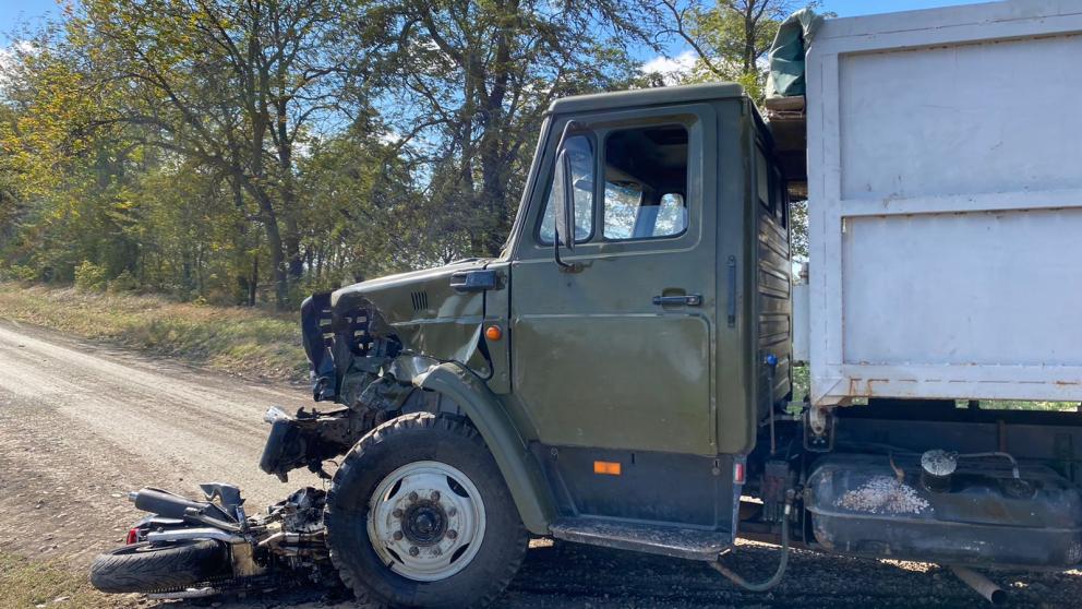 Мотоцикл и грузовик столкнулись на Ставрополье: два человека погибли