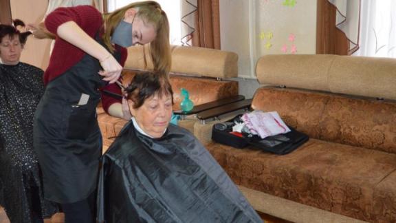 Очередной «десант красоты» приняли пенсионеры Невинномысска