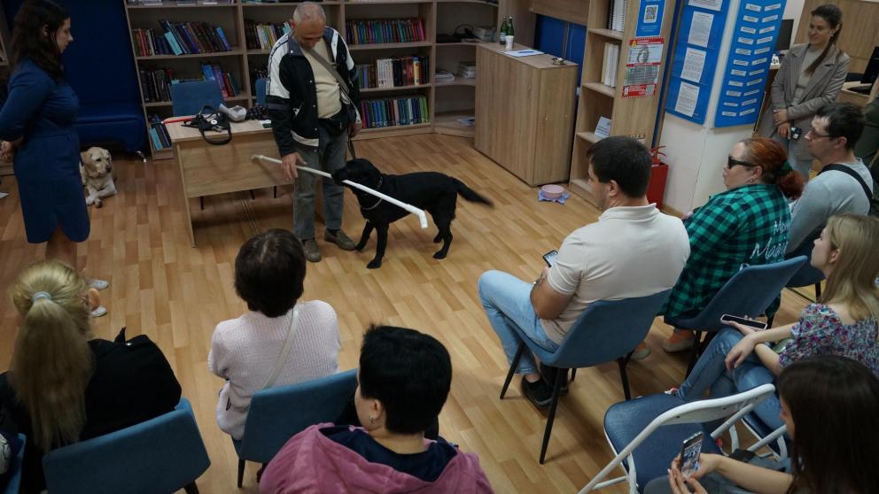 В Ставропольской библиотеке для слепых прошла встреча с собаками-проводниками