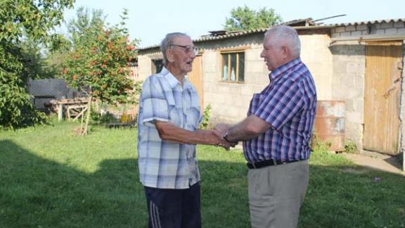 Спикер Думы СК Юрий Белый поздравил ветерана Великой Отечественной Михаила Тихонова с 97-летием