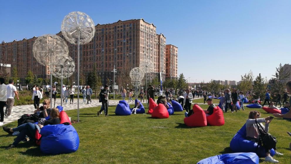 В Ставрополе тысячи горожан прогулялись по новому скверу «Героев России»