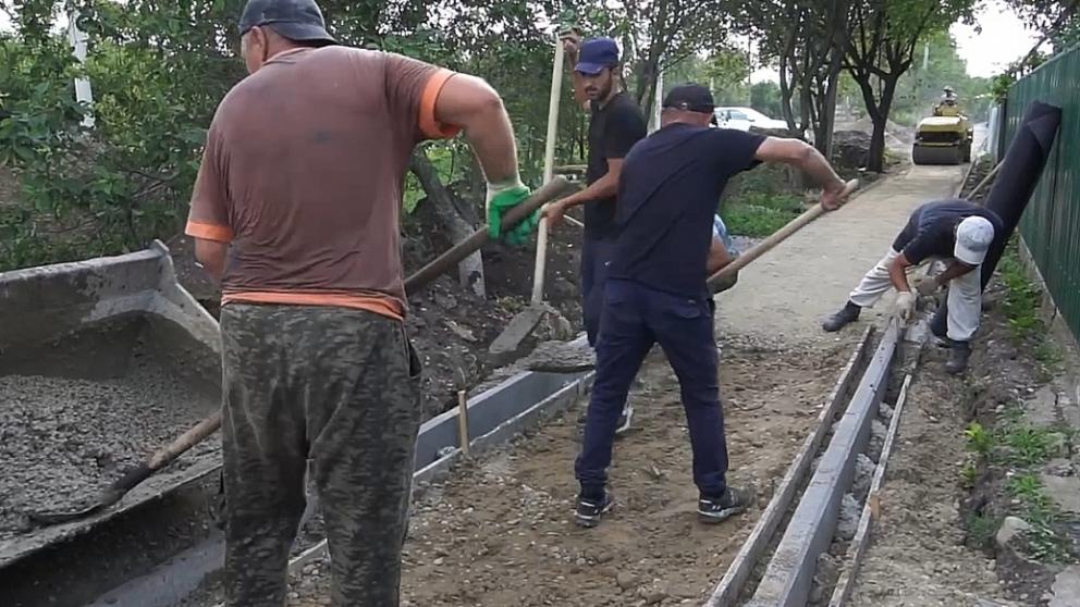 В селе Кочубеевском ремонтируют улицу Балахонова