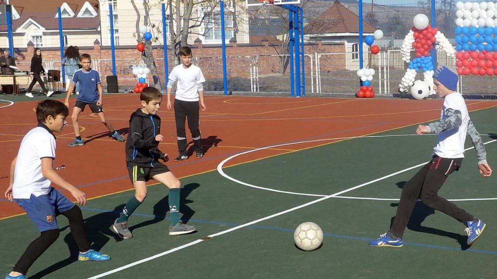 Газпром подарил кисловодским школьникам новую спортплощадку