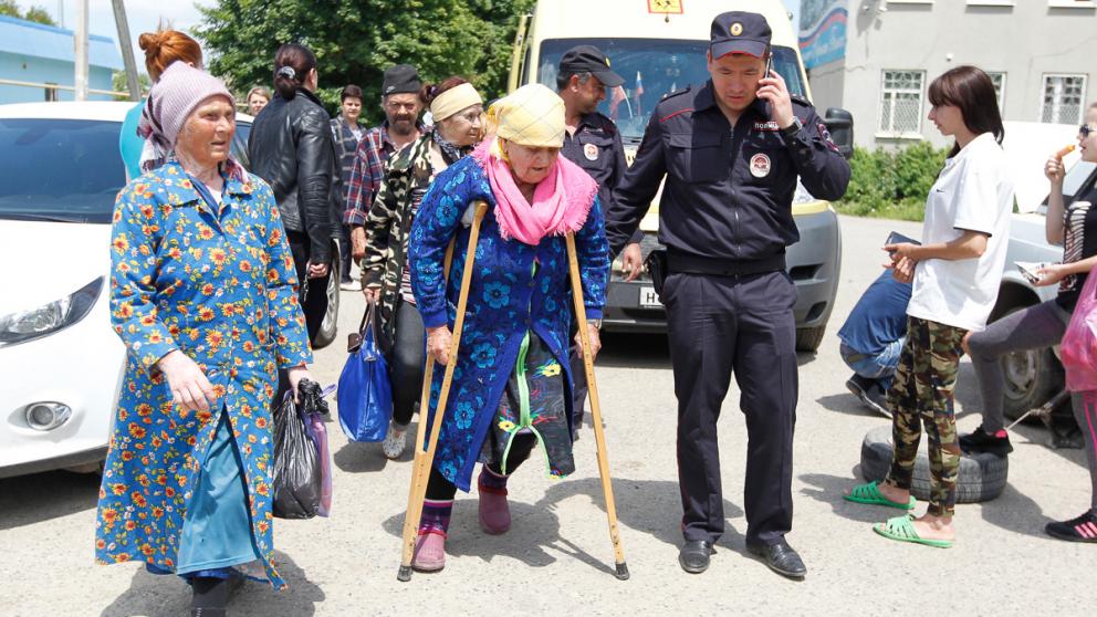 Эвакуация жителей села Отказного Советского района продолжается