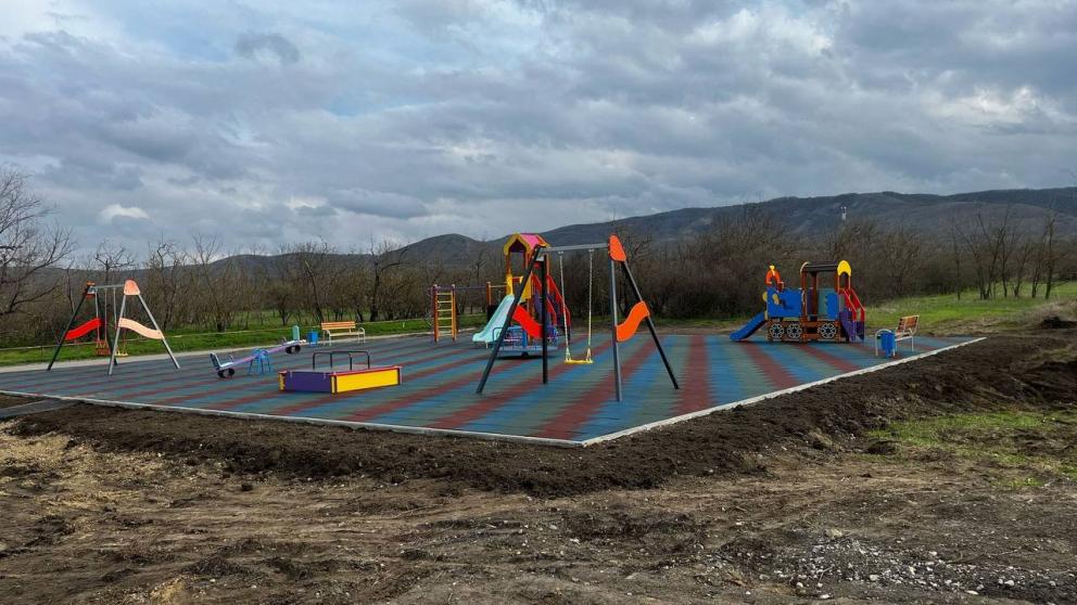 В селе Султан на Ставрополье завершили обустройство детской площадки