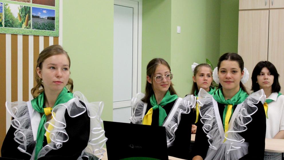 Швеи Александровского округа изготовили галстуки для учеников агроклассов