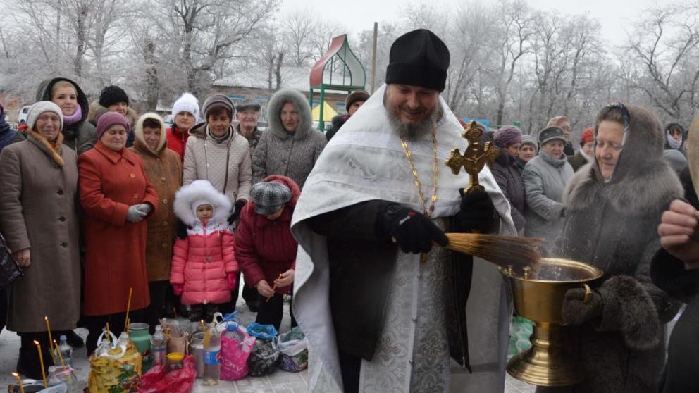 В Дивном обряд омовения на Крещение проходил в новом бассейне под открытым небом