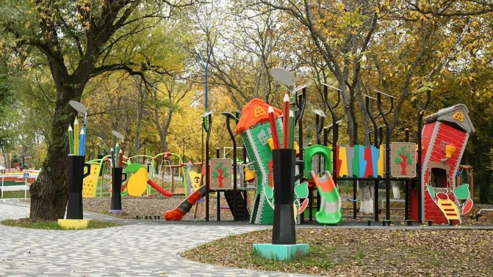 В Железноводске продолжают строить Школьный сквер