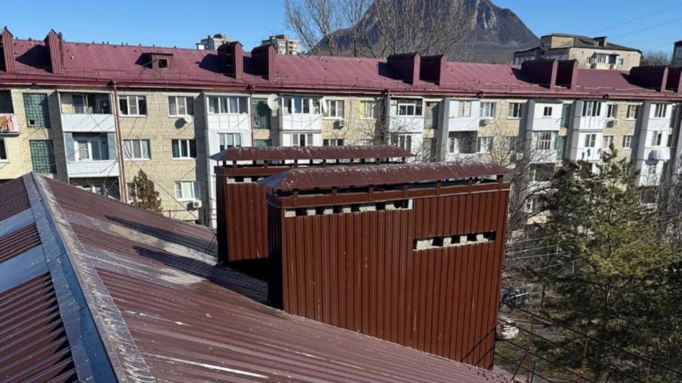 В Железноводске обновили скатные крыши двух домов