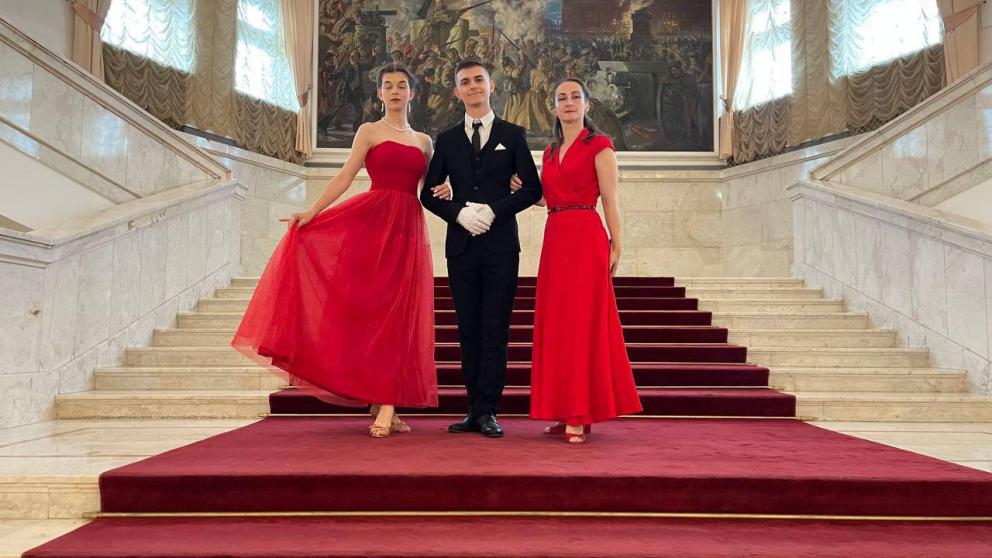 Ставропольские студенты станцевали вальс и польку на балу в Москве