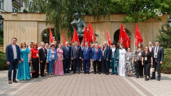 Депутат Госдумы РФ возложил цветы к памятнику Пушкина в Ставрополе