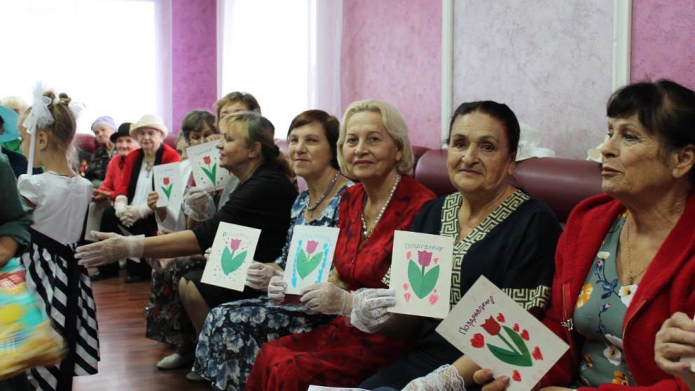 «Единая Россия» поздравила представителей старшего поколения с праздником