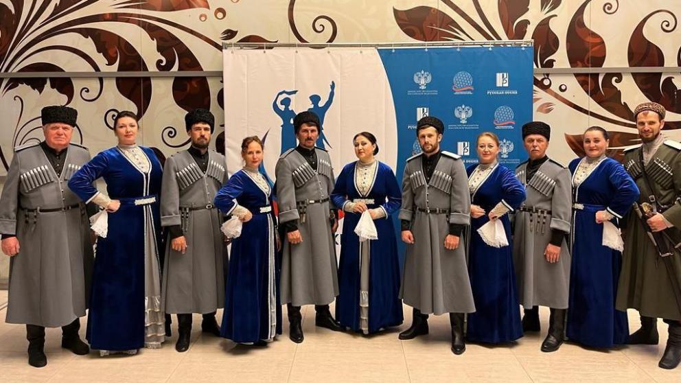 Вокалисты ставропольского ансамбля вручили подарок Надежде Бабкиной