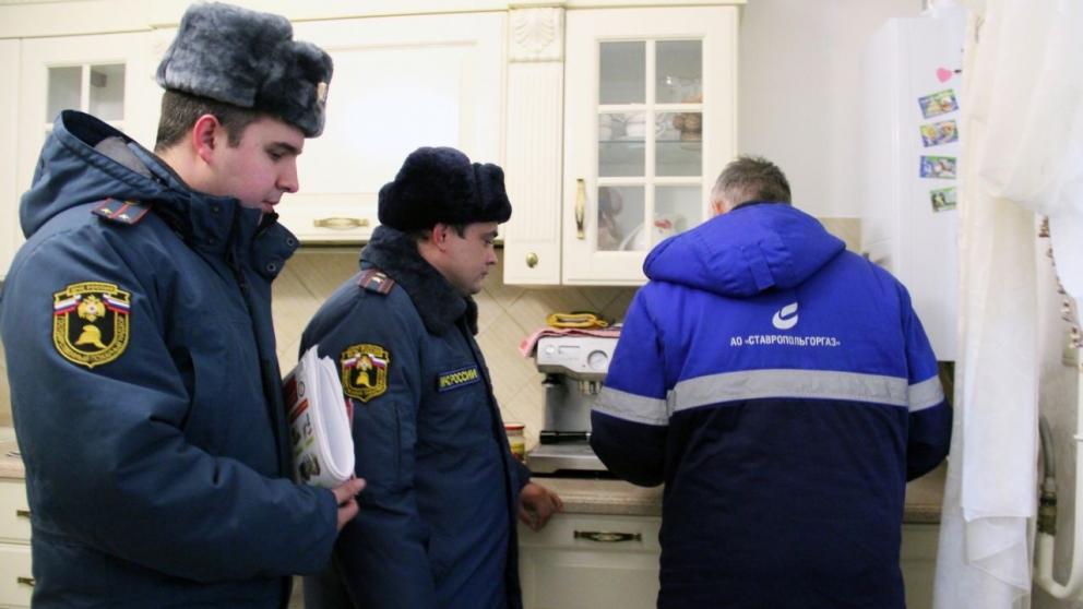 Газовики и сотрудники МЧС проверяют газовое оборудование в домах на Ставрополье