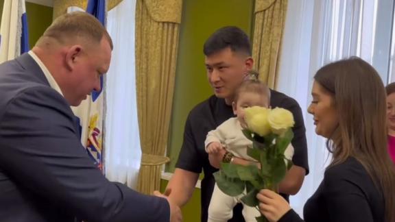 В Предгорном округе вручили жилищный сертификат семье участника СВО