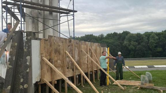 Разбитую стелу ремонтируют в Железноводске