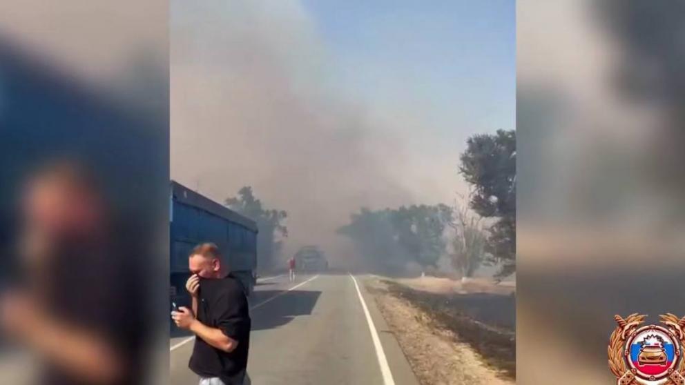 Дым с горящих полей осложняет движение на дороге в Ипатовском округе