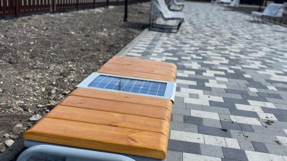 Умные скамейки появились в железноводском сквере