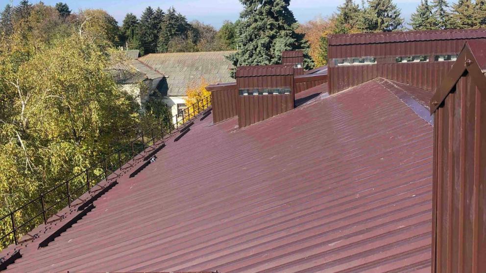 В селе Привольном завершился ремонт скатной крыши двухэтажного дома