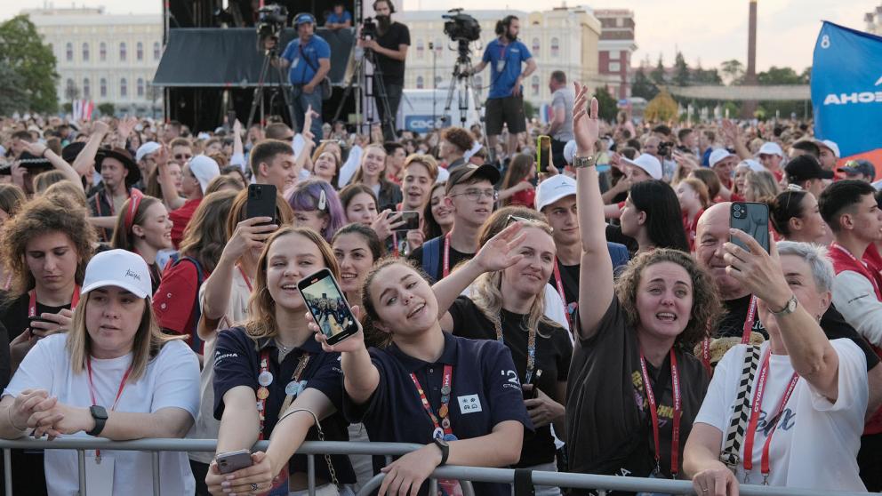 На Студенческой весне в Ставрополе работает «серебряный» волонтер из Казани