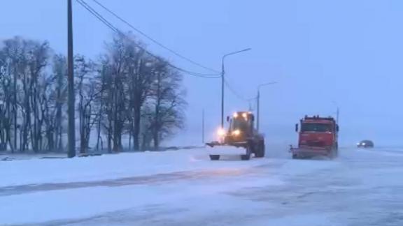 На дорогах Ставрополья более 400 единиц техники борются со снегом и гололедицей