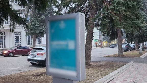 В Ессентуках моют рекламные щиты вручную