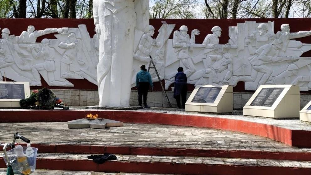В Кировском округе благоустраивают военные мемориалы к Дню Победы