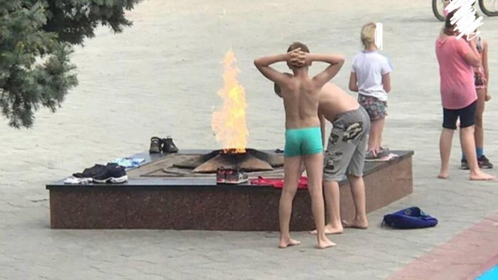 Дети сушили вещи у Вечного огня в Михайловске
