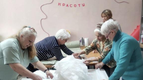 Участницы женского клуба в Георгиевском округе помогают бойцам СВО
