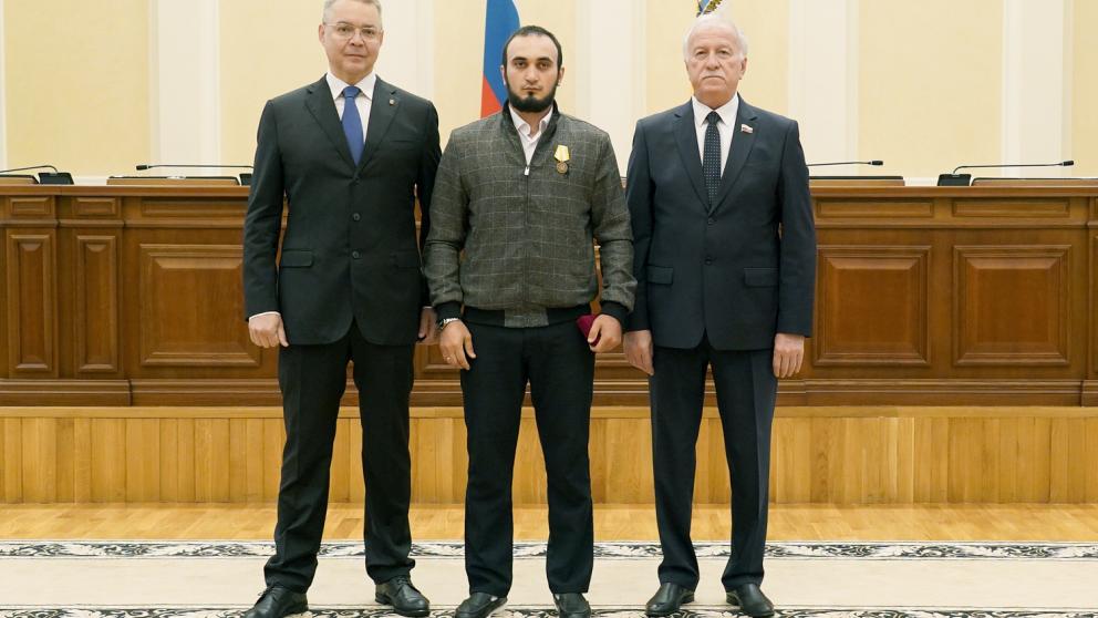 Губернатор Владимиров вручил 40 наград ставропольцам накануне Дня России