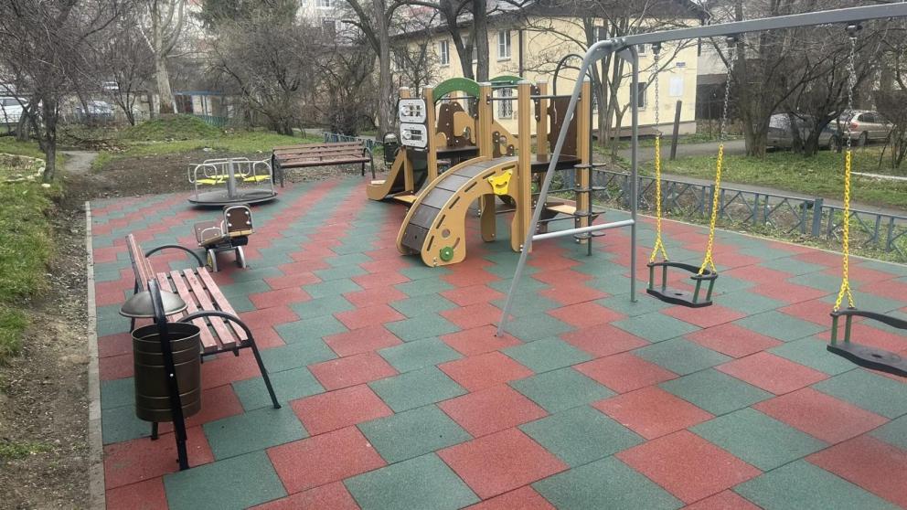 В Ленинском районе Ставрополя обновили три детские площадки