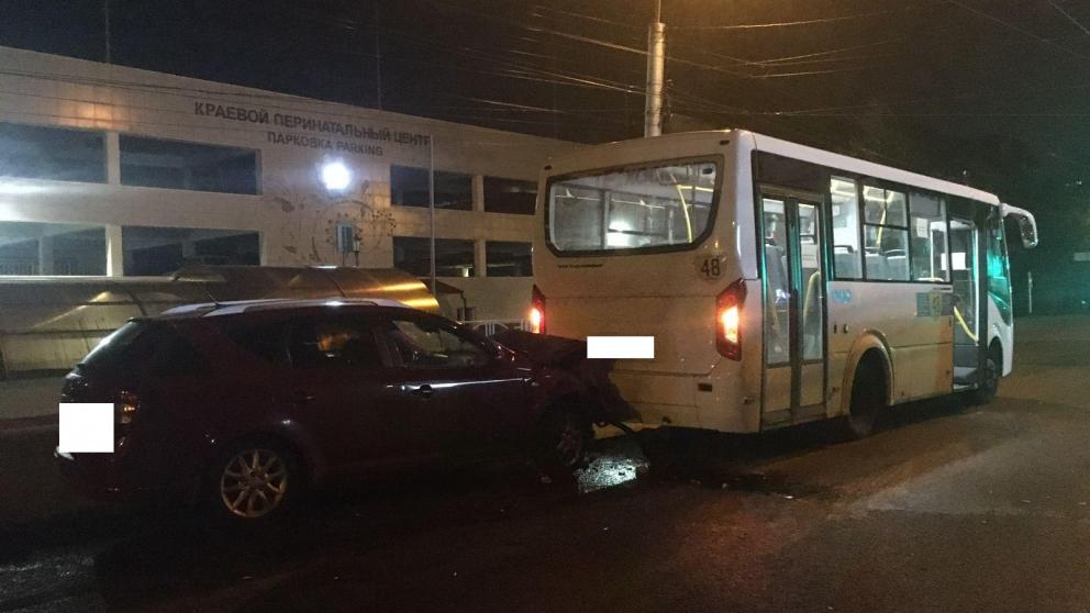 В Ставрополе водитель легковушки устроил аварию с автобусом