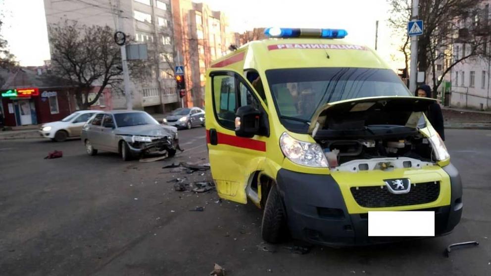 При столкновении реанимобиля и легковушки в Ставрополе пострадала девушка