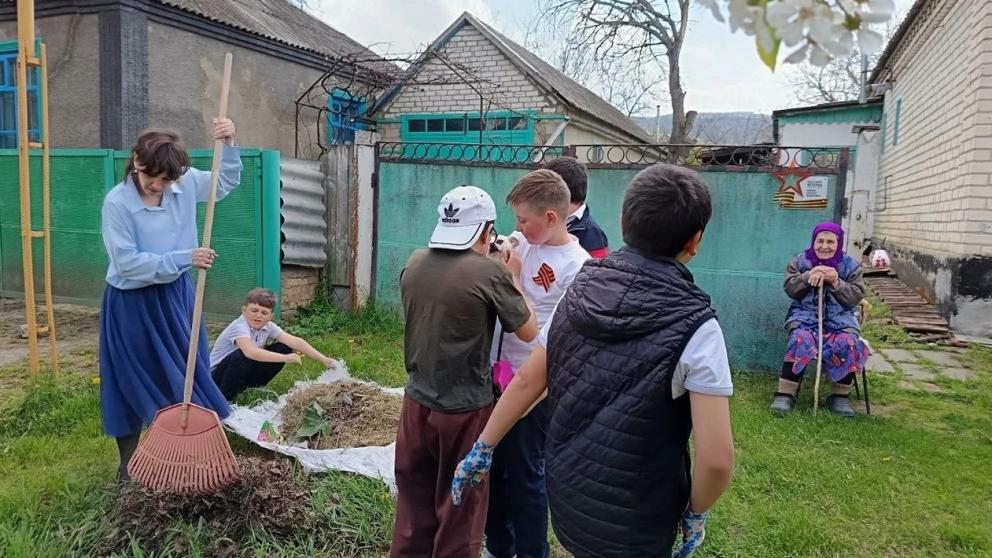 Школьники села Султан взяли шефство над труженицей тыла