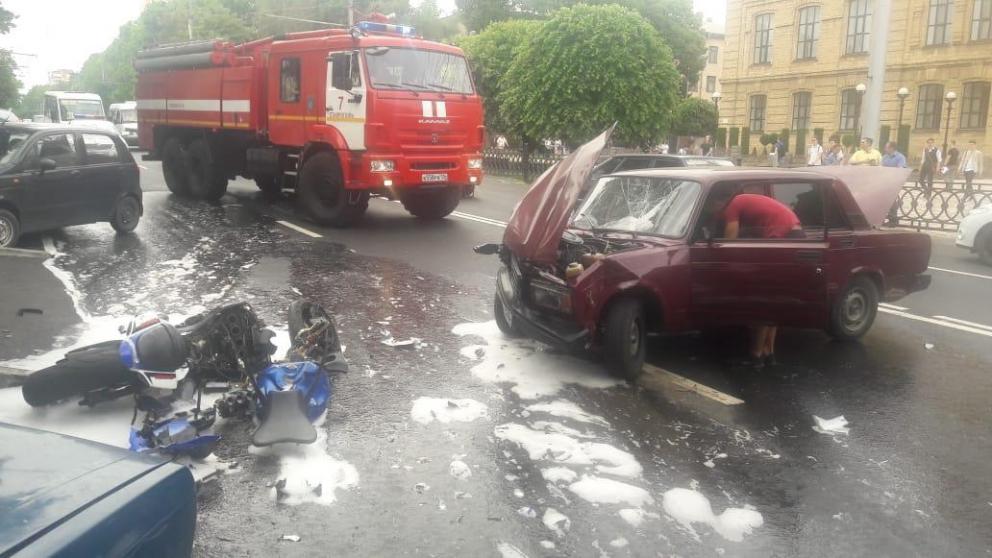 В Ставрополе столкнулись ВАЗ и мотоцикл: один человек серьёзно ранен