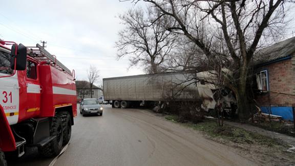 КАМАЗ въехал в спальню к жителям села Саблинского на Ставрополье