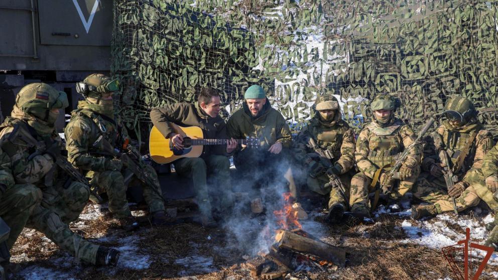 Репер ST и гитарист группы «Звери» выступили для росгвардейцев на СВО