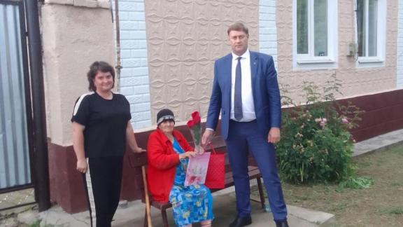 Глава Благодарненского округа поздравил с юбилеем жительниц села Елизаветинского