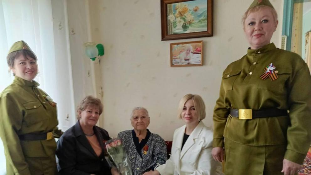 В Труновском округе к 80-летию Победы вручили медаль труженице тыла