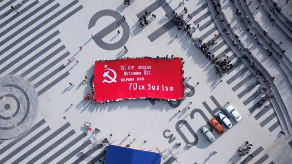 Огромную копию Знамени Победы развернули в Железноводске