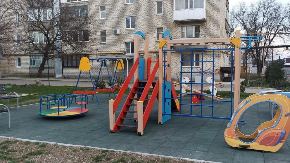 В Благодарненском округе Ставрополья построили две детские площадки 