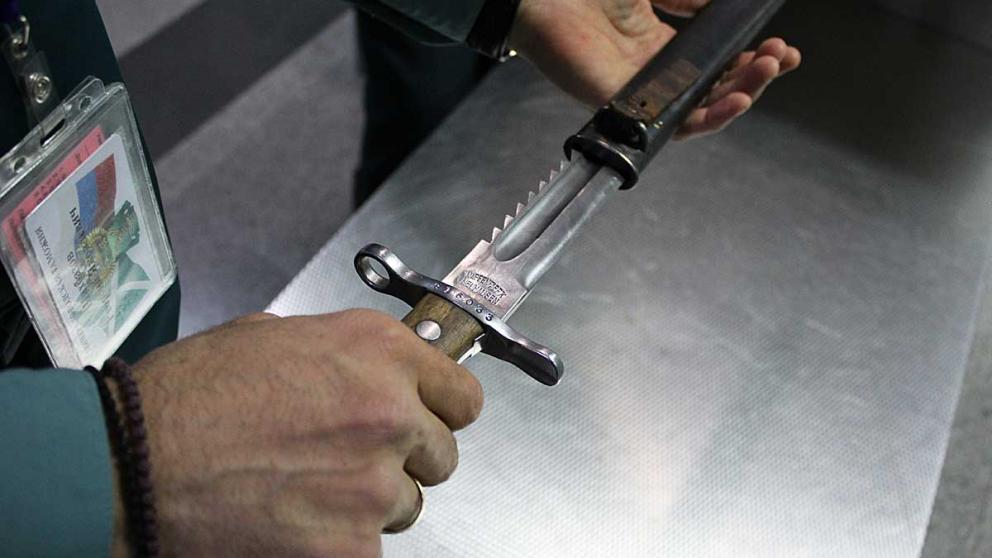 Житель Азербайджана пытался незаконно вывезти из России антикварный тесак